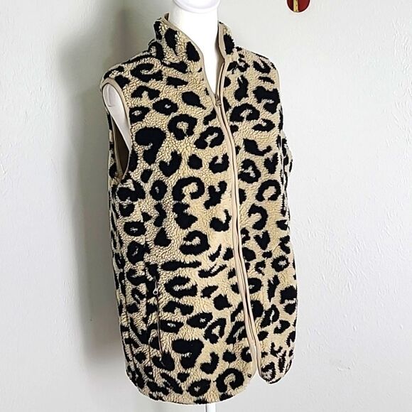 Leopard Sherpa Vest, Zips up the Front, 2 Pockets, Size Medium - Picture 2 of 12